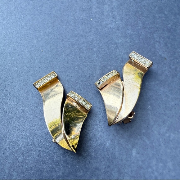 Vintage Gold Tone Abstract Clip On Earrings in Scroll Ribbon Design that Sparkle - Picture 13 of 17